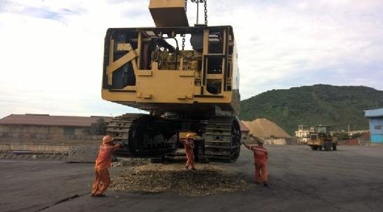 Cuchi Ship CAT Excavators from Singapore to Vietnam