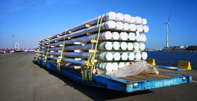 Europe Cargo with Loading of Pipes