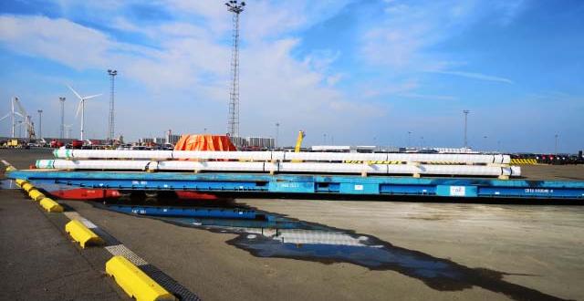 Europe Cargo with Loading of Pipes