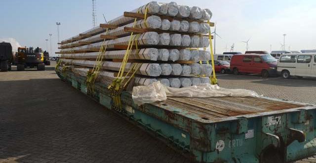 Europe Cargo with Loading of Pipes