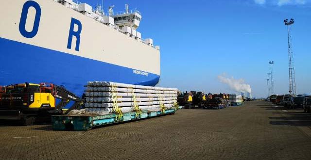 Europe Cargo with Loading of Pipes