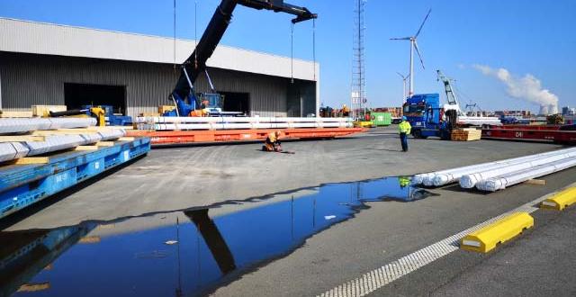 Europe Cargo with Loading of Pipes