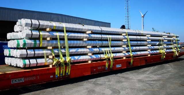 Europe Cargo with Loading of Pipes