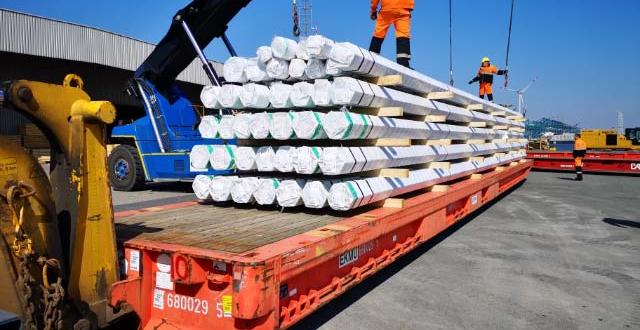 Europe Cargo with Loading of Pipes