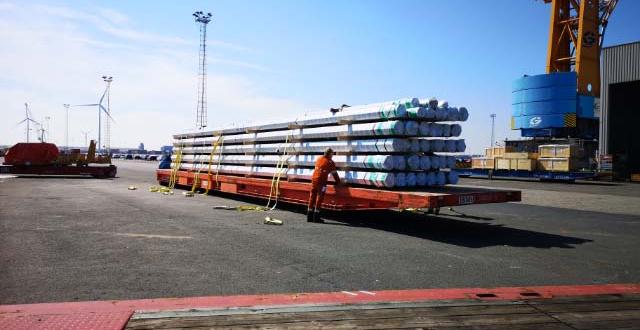 Europe Cargo with Loading of Pipes