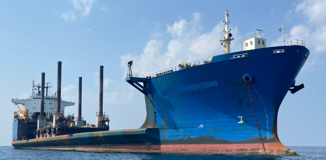 Wilhelmsen UAE Handles Jack-Up Barge Loaded on Semi-Submersible Heavy Lift Vessel