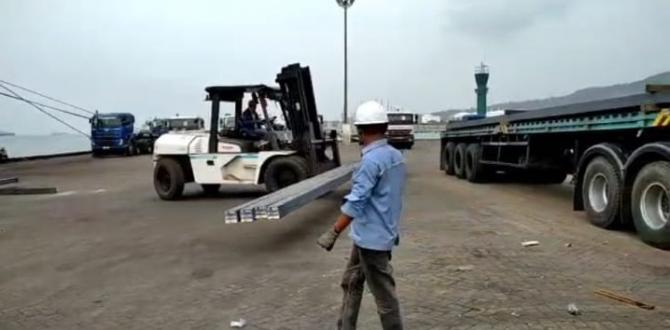 An Experienced Logistics Team at Lintas Cakrawala Logistik