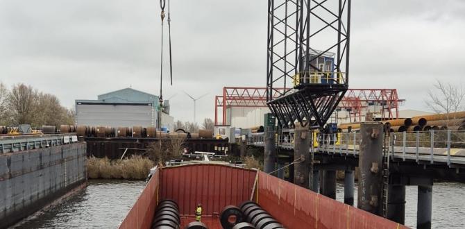 Europe Cargo Handle Transshipment Breakbulk Operation of Steel Pillars