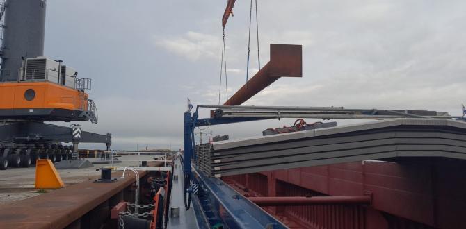 Europe Cargo Handle Transshipment Breakbulk Operation of Steel Pillars
