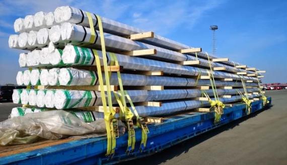 Europe Cargo with Loading of Pipes