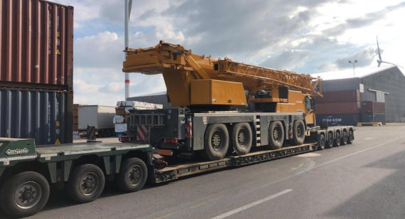 KGE with Transport of Heavy Liebherr Crane