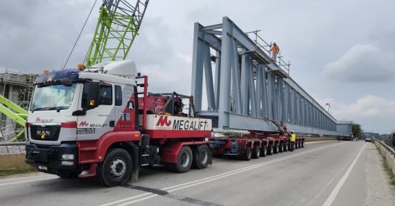 Megalift with Extraordinary Transport of 110m-Long Beam